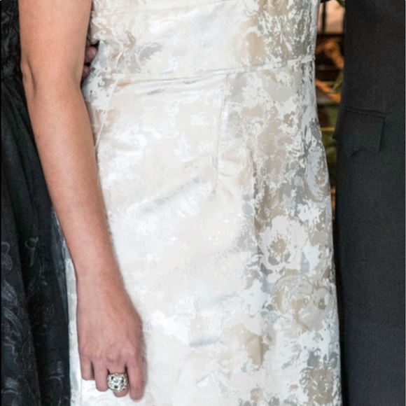 Beautiful gown! - Picture 4 of 6